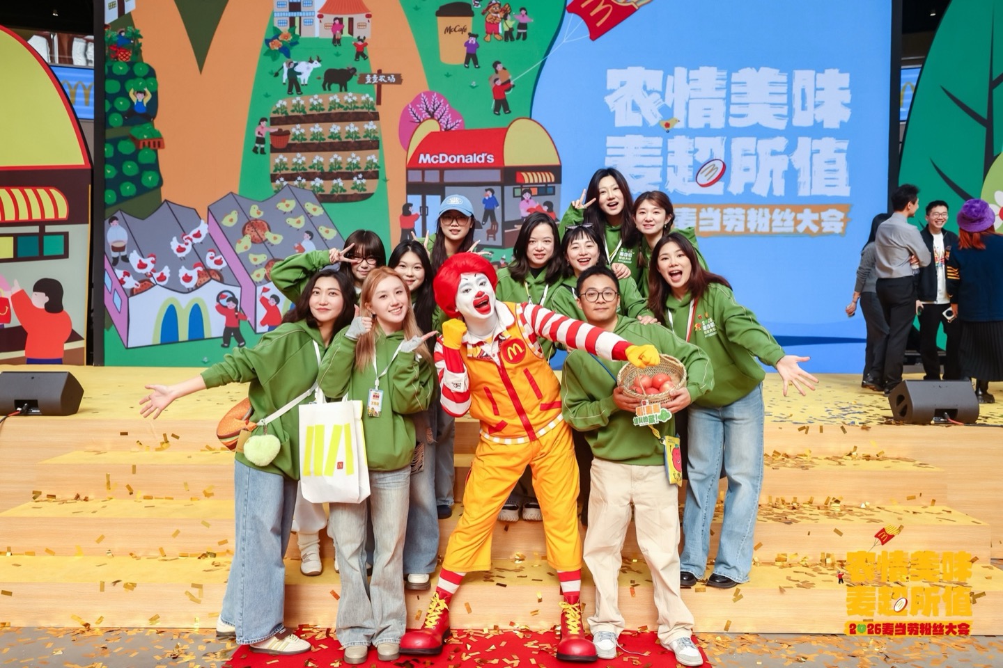 粉丝大会 hover · 现场团队合影